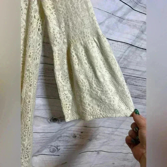 American Eagle lace bell sleeve dress - Picture 4 of 5